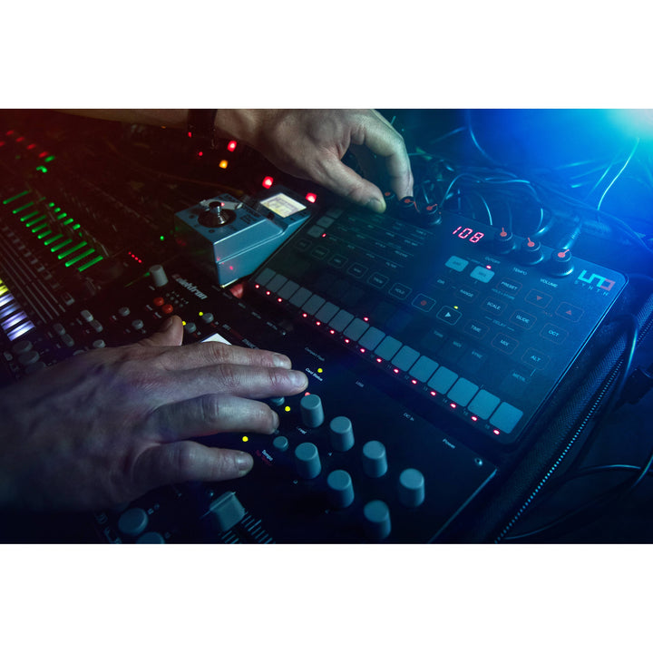 IK Multimedia UNO Synth