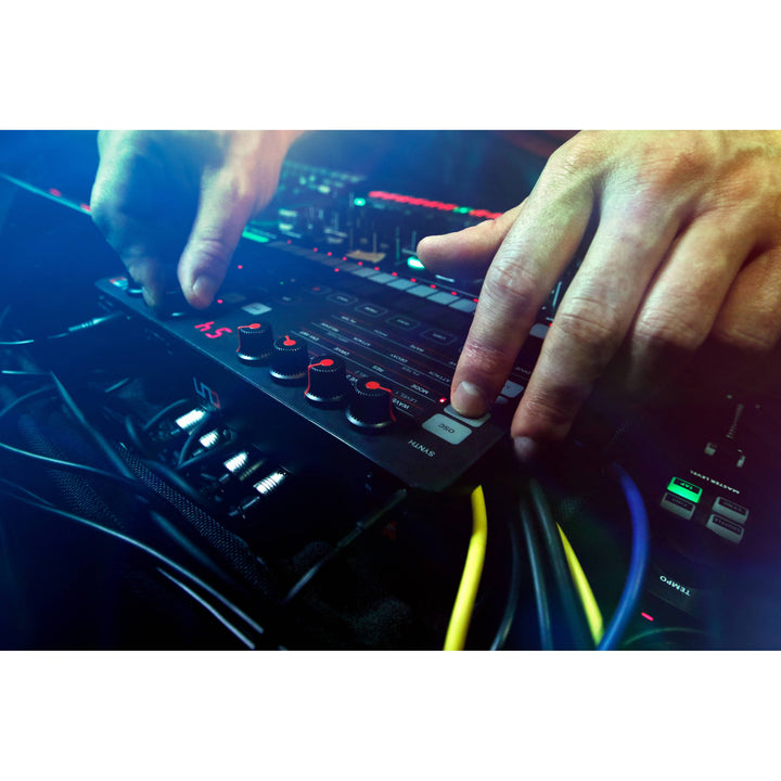 IK Multimedia UNO Synth