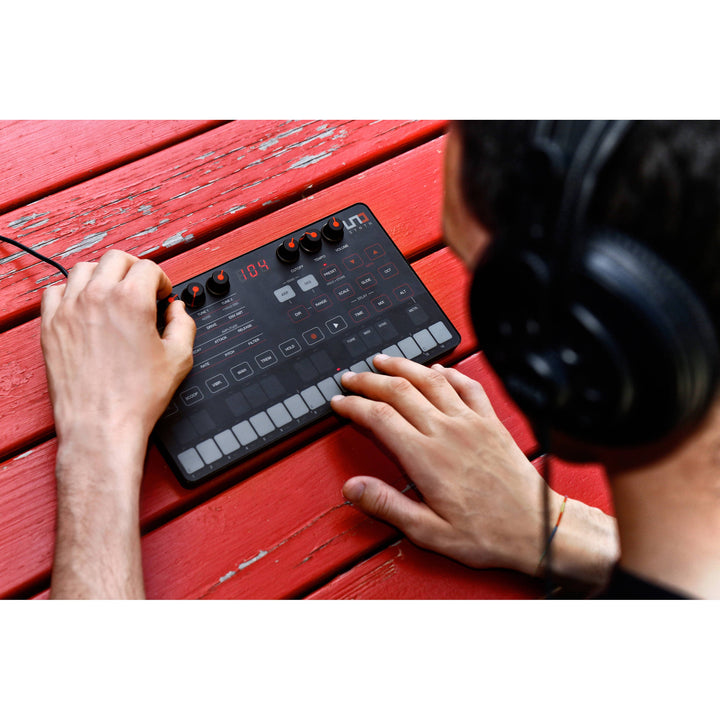 IK Multimedia UNO Synth
