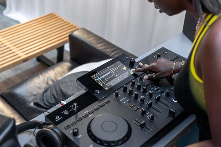 AlphaTheta XDJ-AN - lifestyle 19