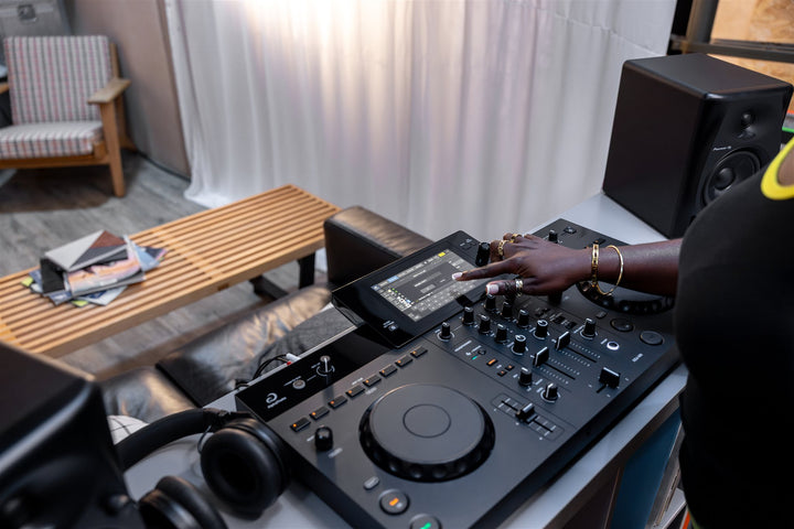 AlphaTheta XDJ-AN - lifestyle 25