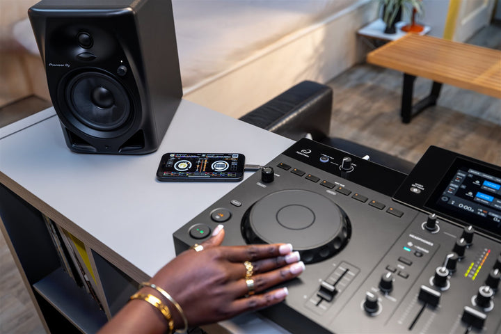 AlphaTheta XDJ-AN - lifestyle 34